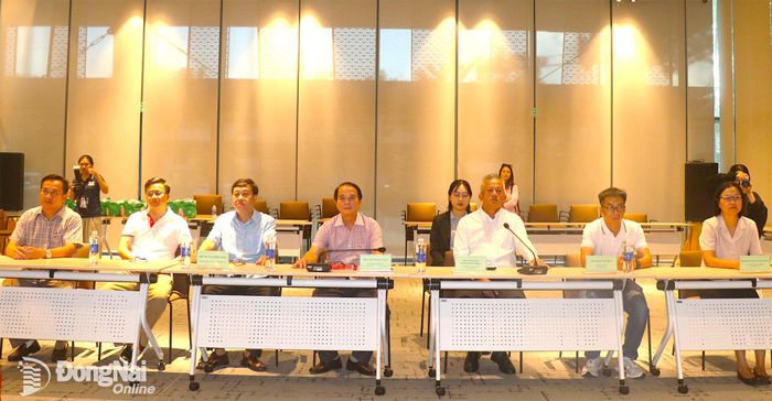 Đại diện Ban tổ chức giải, doanh nghiệp tham dự buổi gặp mặt và giao lưu với các cầu thủ tại Công ty cổ phần Chăn nuôi C.P. Việt Nam. Ảnh: An Nhơn