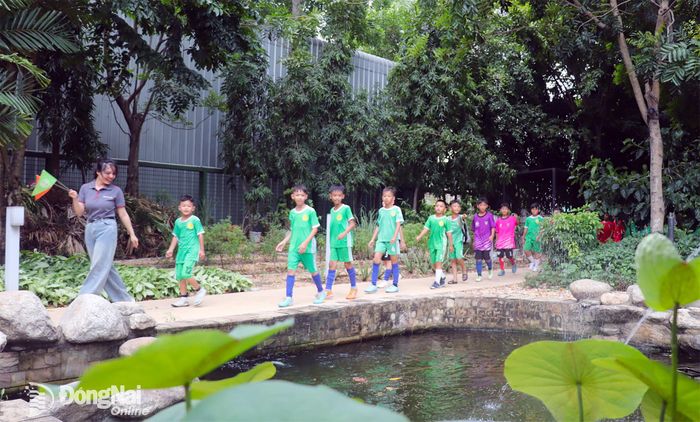 Các cầu thủ nhí được đi tham quan trong khu vực khuôn viên của C.P. Việt Nam. Ảnh: An Nhơn
