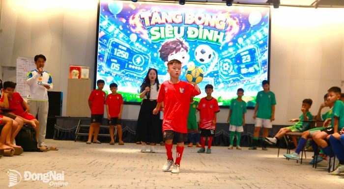 Các cầu thủ nhí tham gia trò chơi xử lý kỹ thuật bóng và tâng bóng. Ảnh: Thủy Tiên