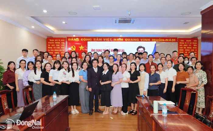Đại biểu, báo cáo viên và các học viên chụp ảnh lưu niệm tại chương trình tập huấn “Ứng dụng trí tuệ nhân tạo (AI) và chuyển đổi số trong kỷ nguyên mới”. Minh Thư