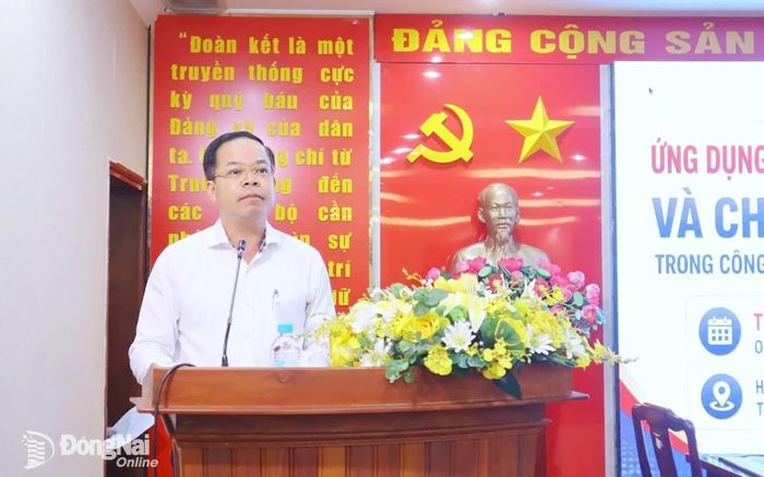 Đồng chí Đào Đình Chí, Phó Chủ tịch UBND phường Bình Phước phát biểu khai mạc chương trình tập huấn chuyên sâu về ứng dụng trí tuệ nhân tạo và chuyển đổi số. Ảnh Minh Thư