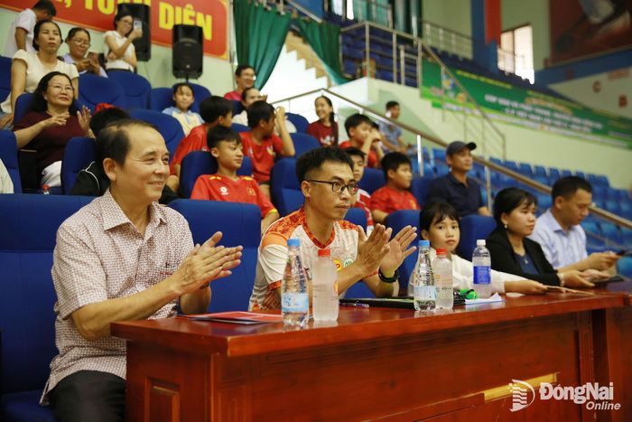 Đại diện Ban tổ chức giải và Công ty Cổ phần Chăn nuôi C.P. Việt Nam theo dõi trận giao hữu giữa U.11 Đồng Nai và U.11 C.P. Việt Nam. Ảnh: Thủy Tiên