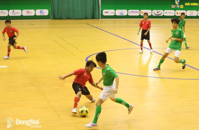 Hai đội U.11 Đồng Nai và U.11 C.P. Việt Nam thi đấu chủ động, tạo ra nhiều tình huống tấn công hấp dẫn trong trận giao hữu. Ảnh: Thủy Tiên
