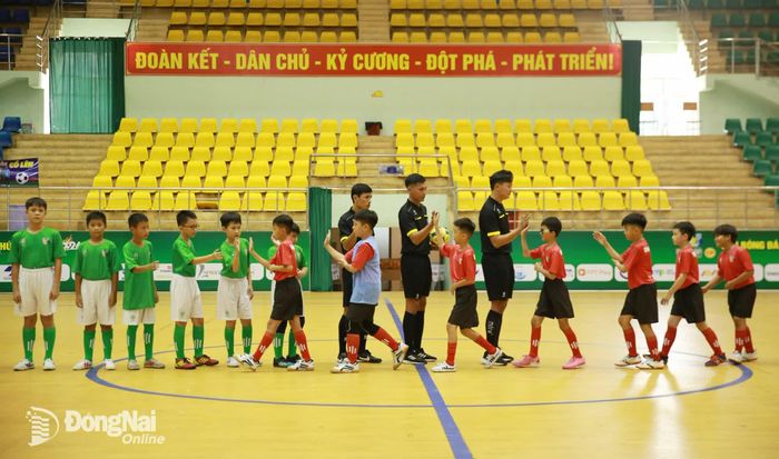 Cầu thủ 2 đội U.11 Đồng Nai và U.11 C.P. Việt Nam bắt tay nhau trước khi bước vào trận giao hữu. Ảnh: Thủy Tiên