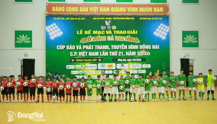 Đại diện Ban tổ chức và nhà tài trợ trao quả bóng kỷ niệm cho các cầu thủ nhí sau trận giao hữu. Ảnh: Thủy Tiên