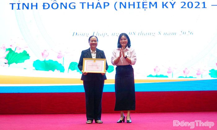 Trao Bằng khen của Chủ tịch UBND tỉnh Đồng Tháp cho tập thể và các cá nhân có thành tích xuất sắc trong hoạt động của Đoàn Hội thẩm nhân dân nhiệm kỳ 2021 - 2026.