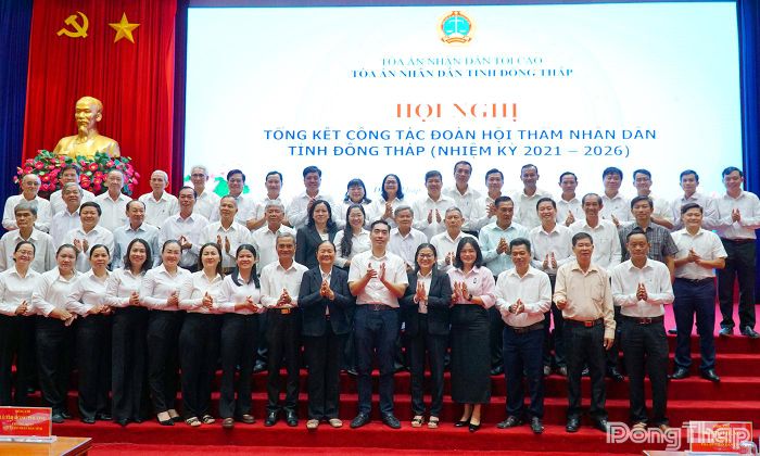 Đại biểu chụp hình lưu niệm tại hội nghị.