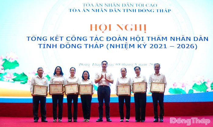 Trao Bằng khen của Chánh án Tòa án nhân dân tối cao cho các cá nhân có thành tích xuất sắc trong công tác năm 2025.