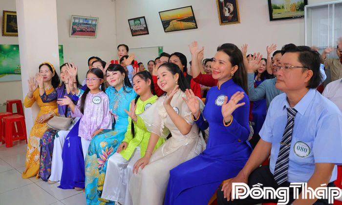 Không khí giao lưu sôi nổi của các thí sinh trong thời gian chờ tham gia vòng tuyển chọn "Tài tử miệt vườn" mùa 6.