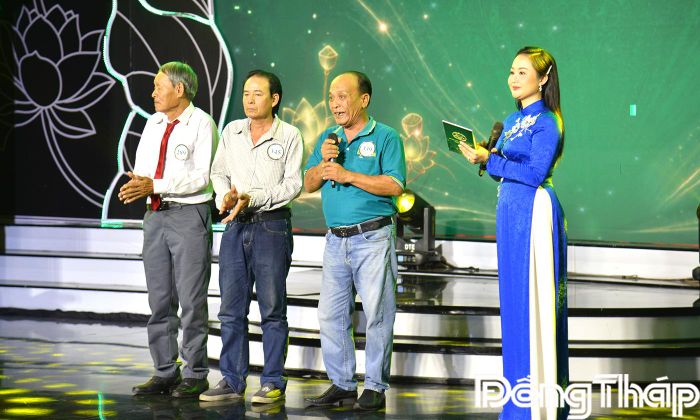 Thí sinh thể hiện xong phần thi Khởi động, giao lưu và trao đổi với Ban giám khảo.