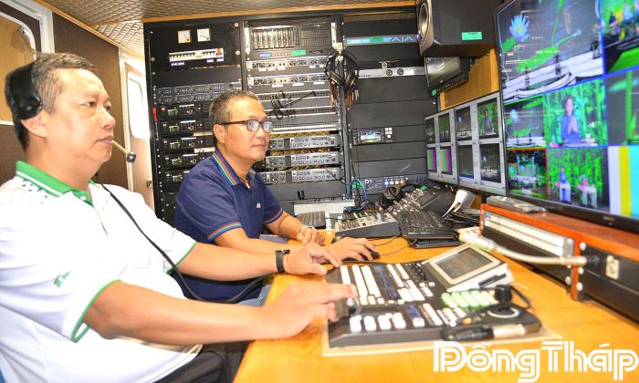 Ê-kíp kỹ thuật theo dõi, điều phối tín hiệu hình ảnh trong quá trình ghi hình Gameshow "Tài tử miệt vườn" mùa 6.