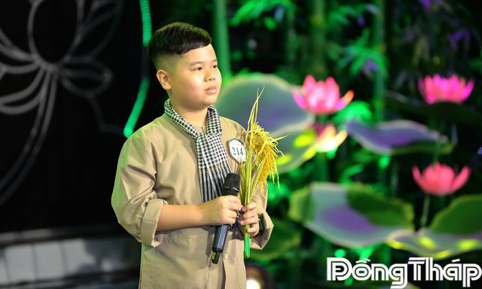 Nhiều thí sinh nhỏ tuổi thể hiện phần thi tại Vòng Khởi động Gameshow "Tài tử miệt vườn" mùa 6.