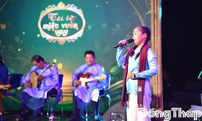 Nhiều thí sinh nhỏ tuổi thể hiện phần thi tại Vòng Khởi động Gameshow "Tài tử miệt vườn" mùa 6.