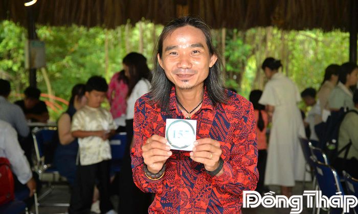 Thí sinh phấn khởi nhận số báo danh tham gia "Tài tử miệt vườn" mùa 6.