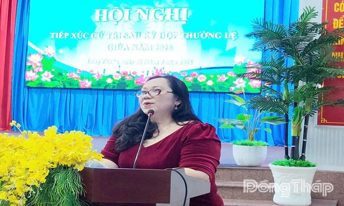 Đại biểu Nguyễn Thị Tuyết Vân phát biểu tại buổi tiếp xúc cử tri.