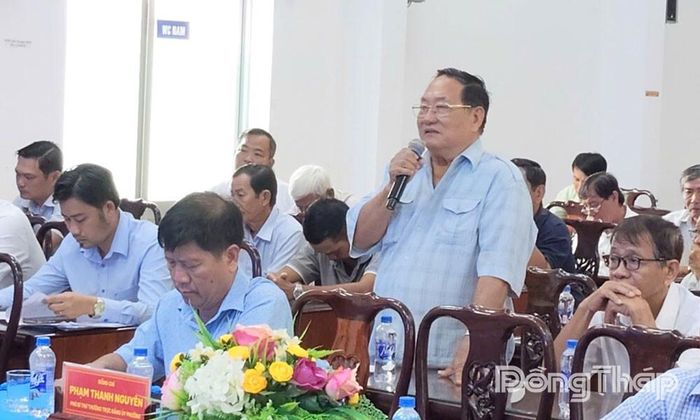 Cử tri phát biểu tại buổi tiếp xúc.