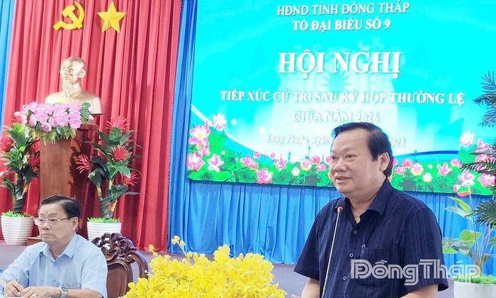 Đại biểu Nguyễn Hữu Lợi phát biểu tại buổi tiếp xúc cử tri phường Long Thuận.