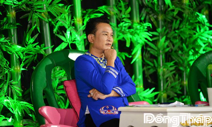 Nghệ sĩ Nhân dân Hữu Quốc chăm chú lắng nghe thí sinh thể hiện phần thi Khởi động