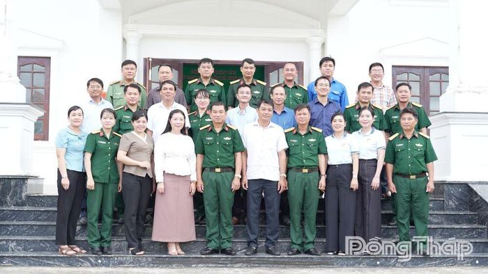 2 đơn vị chụp ảnh lưu niệm.