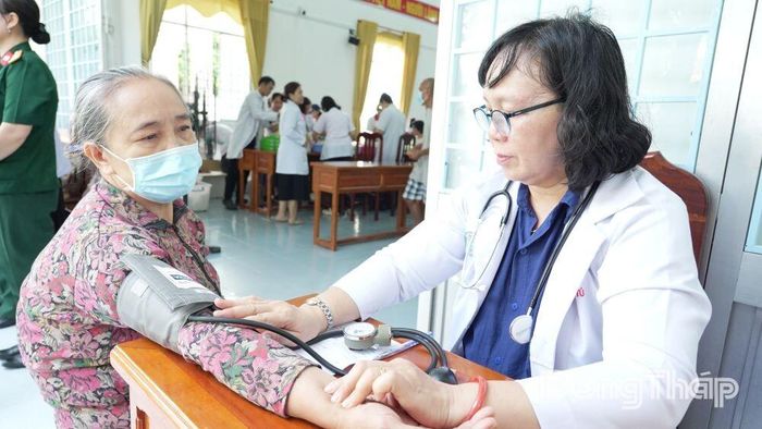 Các y, bác sĩ khám bệnh cho người dân.