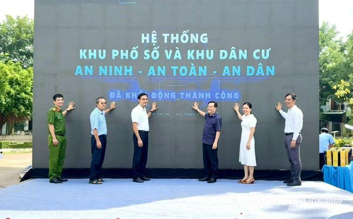 Lãnh đạo phường thực hiện nghi thức phát động ra mắt các công trình chuyển đổi số. Ảnh: NGỌC DUY