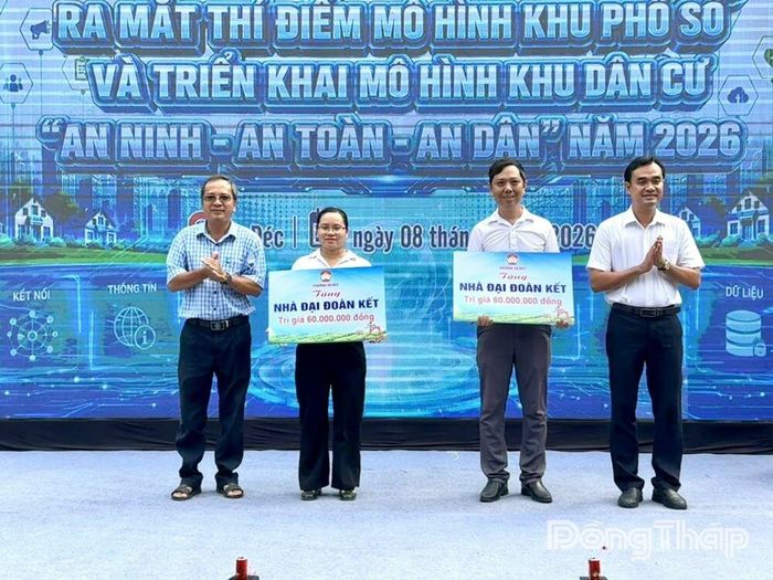 Trao tặng 2 căn nhà Đại đoàn kết và quà cho hộ gia đình có hoàn cảnh khó khăn. Ảnh: NGỌC DUY