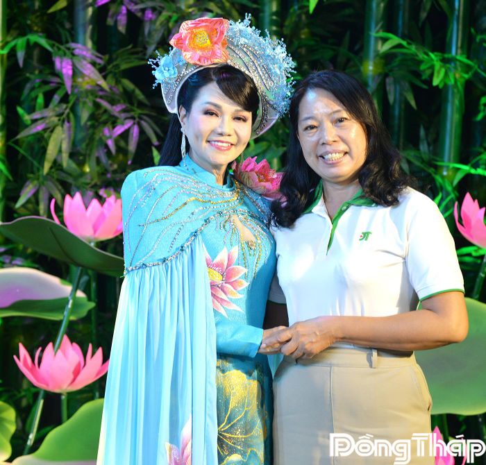 Nghệ sĩ Ưu tú Ngọc Huyền chụp ảnh lưu niệm với Giám đốc Báo và phát thanh, truyền hình Đồng Tháp, Trưởng Ban Tổ chức Ngô Thị Ngọc Hạnh.