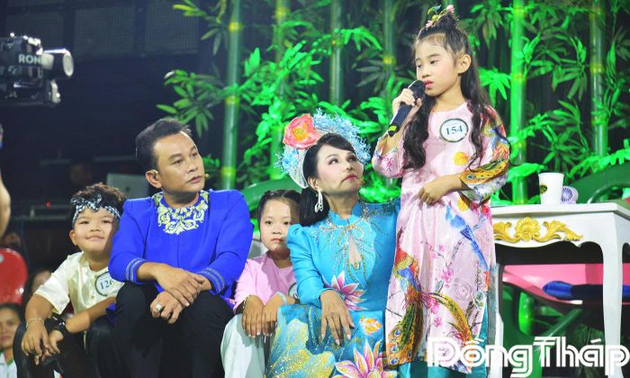 Bằng tình yêu nghề sâu sắc, Ban Giám khảo tận tình hướng dẫn từng nhịp đờn, nhả chữ cho các tài tử nhỏ tuổi.