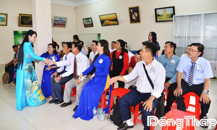 Nụ cười rạng rỡ trong khoảnh khắc giao lưu thân tình giữa Nghệ sĩ Ưu tú Ngọc Huyền và thí sinh bên lề chương trình.