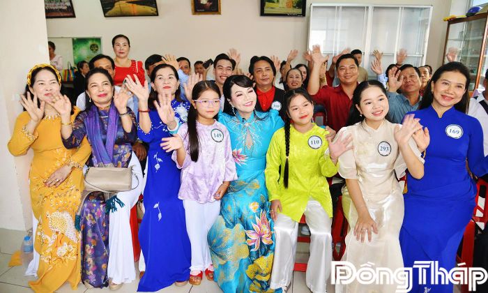 Nghệ sĩ Ưu tú Ngọc Huyền vui vẻ chụp ảnh lưu niệm cùng các thí sinh trong không khí rộn rã của phòng chờ dự tuyển.