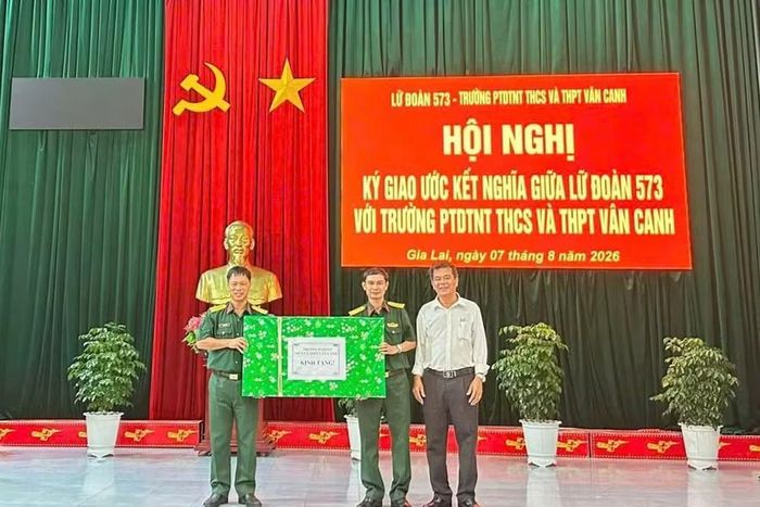  2 đơn vị tặng quà lưu niệm, thể hiện tình cảm đoàn kết, gắn bó. Ảnh: Minh Lâm 