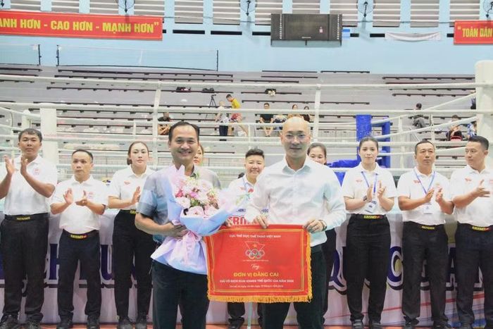  Đại diện Cục Thể dục thể thao Việt Nam trao cờ đăng cai Giải vô địch Kun Khmer trẻ quốc gia năm 2026 cho tỉnh Gia Lai. Ảnh: Hoàng Hoài 