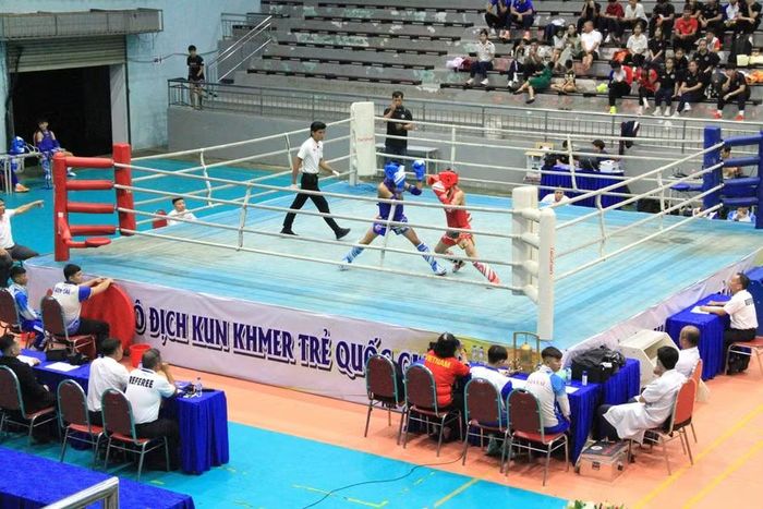  Các vận động viên thi đấu quyết tâm, cống hiến những trận đấu sôi nổi ngay trong ngày khai mạc giải. Ảnh: Hoàng Hoài 