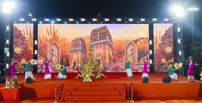  Tiết mục nghệ thuật mang đậm sắc màu văn hóa Chăm tại lễ khai mạc. Ảnh: Dũng Nhân 