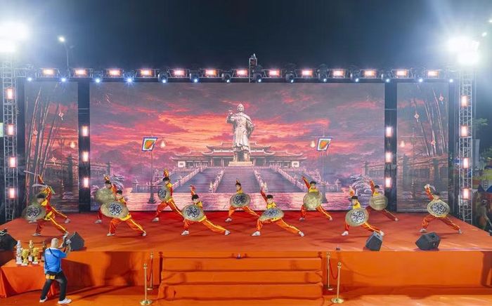  Màn biểu diễn võ thuật tái hiện hào khí Tây Sơn, góp phần làm nổi bật bản sắc văn hóa vùng đất Quy Nhơn - Gia Lai. Ảnh: Dũng Nhân 
