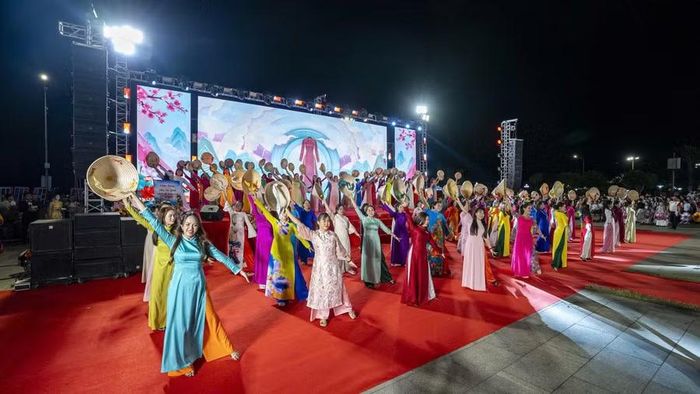  Tiết mục trình diễn áo dài và nón lá tạo nên không gian nghệ thuật rực rỡ, giàu bản sắc Việt Nam. Ảnh: Dũng Nhân 