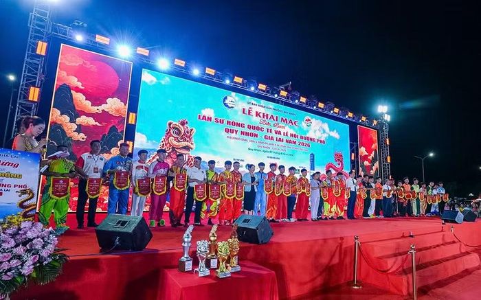  Ban Tổ chức trao cờ lưu niệm cho 34 đoàn tham gia liên hoan. Ảnh: Dũng Nhân 
