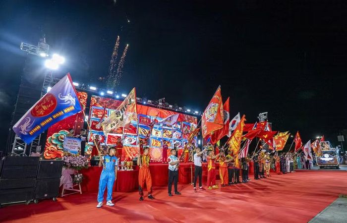  Biểu diễn võ thuật kết hợp âm nhạc, ánh sáng mang đến không khí hào hùng trong đêm khai mạc. Ảnh: Dũng Nhân 