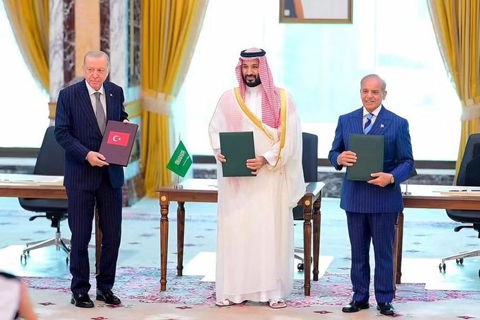 Từ trái qua phải: Tổng thống Thổ Nhĩ Kỳ Recep Tayyip Erdogan, Thái tử Ả rập Xê út Mohammed bin Salman và Thủ tướng Pakistan Shehbaz Sharif ký Hiệp ước Quốc phòng chung Mecca, ngày 7-8. Ảnh: AFP