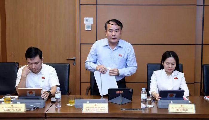  ĐB Trần Minh Trọng nhấn mạnh nguyên tắc phát triển kinh tế phải gắn liền với củng cố quốc phòng, an ninh và bảo vệ chủ quyền quốc gia. Ảnh: Đoàn ĐBQH tỉnh Gia Lai 