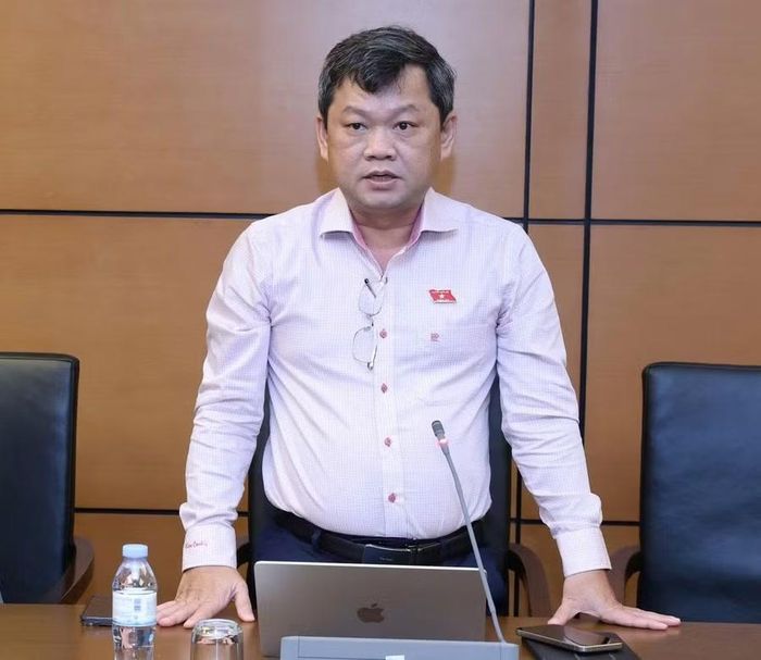  ĐB Trần Kim Kha bày tỏ quan tâm đến Đề án băng tần quốc phòng, an ninh kết hợp phát triển kinh tế chưa gắn nghĩa vụ ưu tiên phủ sóng biên giới, hải đảo, vùng đồng bào dân tộc thiểu số. Ảnh: Đoàn ĐBQH tỉnh Gia Lai 