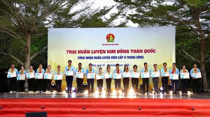  Trung ương Đoàn trao bằng khen cho 20 trại sinh có thành tích xuất sắc tại trại huấn luyện. Ảnh: BTC 