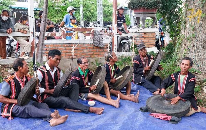  Một bộ chiêng cổ trong lễ cúng cơm mới của đoàn nghệ nhân buôn Chư Ngọc. Ảnh: Hoàng Ngọc 