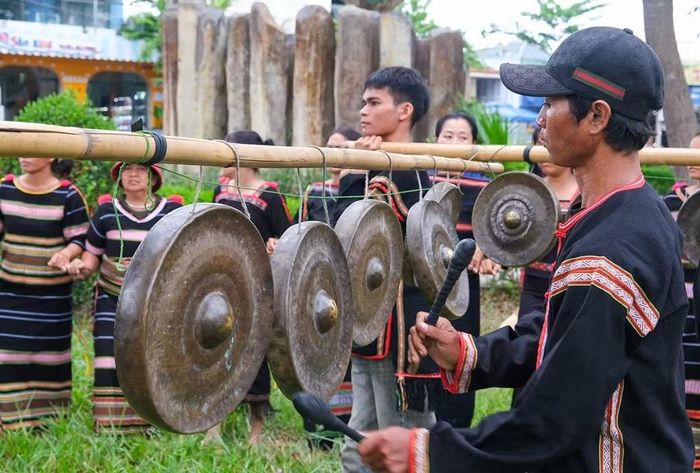  Ngày hội là dịp để các thôn, buôn giới thiệu những bộ cồng chiêng cổ lẫn dàn chiêng mới được gìn giữ trong cộng đồng. Ảnh: Hoàng Ngọc 