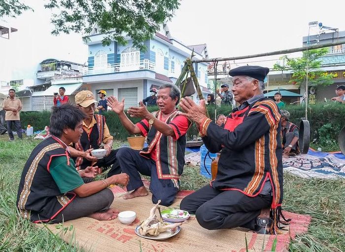  Đoàn nghệ nhân buôn Ia Mlah tái hiện lễ cúng Yàng Pú cầu sức khỏe. Ảnh: Hoàng Ngọc 