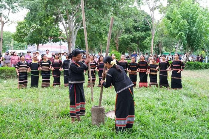 Tái hiện không gian sinh hoạt cộng đồng trong khuôn khổ ngày hội. Ảnh: Hoàng Ngọc 
