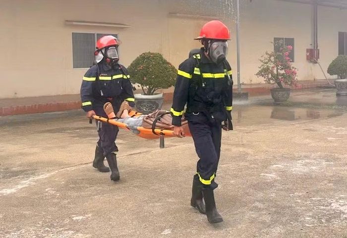 Lực lượng thực tập cách di chuyển nạn nhân bị ngạt khí ra ngoài. Ảnh: N.L 