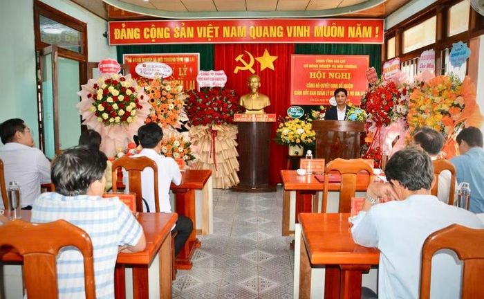  Phát biểu nhận nhiệm vụ, ông Hồ Ngọc Thọ cam kết sẽ giữ gìn sự đoàn kết, thống nhất trong đơn vị, thực hiện tốt các nhiệm vụ về quản lý, bảo vệ, phát triển rừng. Ảnh: Minh Phương 