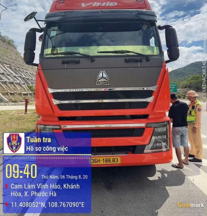 Đội CSGT đường bộ cao tốc số 5 niêm phong phương tiện gây sự cố. Ảnh: ĐVCC