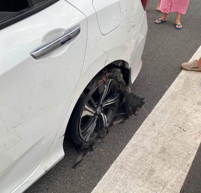 Lốp xe ô tô tan nát sau khi cán mảnh sắt rơi vãi trên cao tốc Quy Nhơn - Chí Thạnh vào rạng sáng 6-8. Ảnh: Duy Thoại